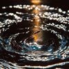 Brunnenwaser im Strudel mit Lichteinwurf